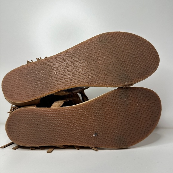 Koolaburra Athena Fringe Sandal in Chestnut. - Picture 3 of 6